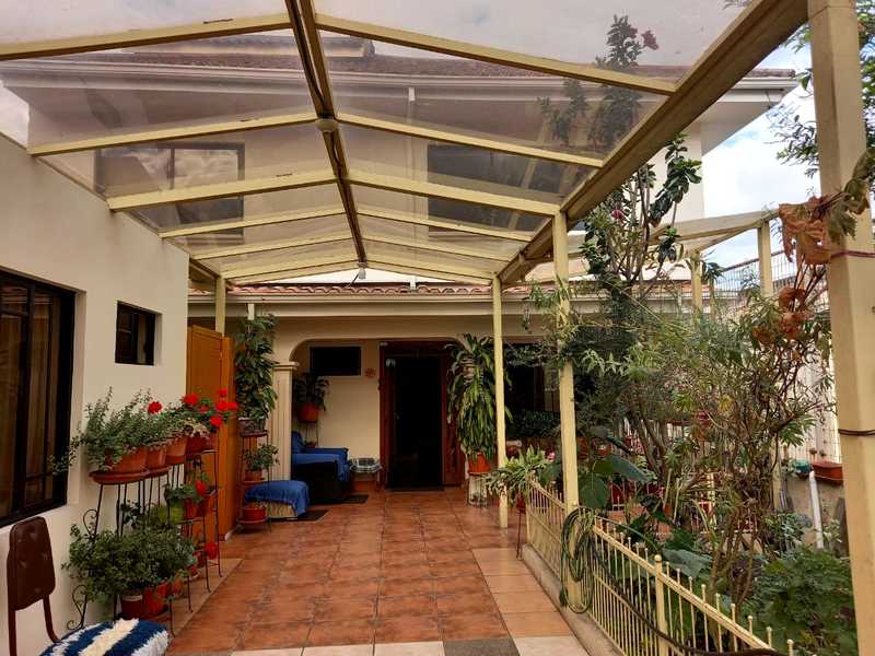 Se Vende Casa Amplia En Zona De Cañaribamba Por La González Suárez (Código 1000)