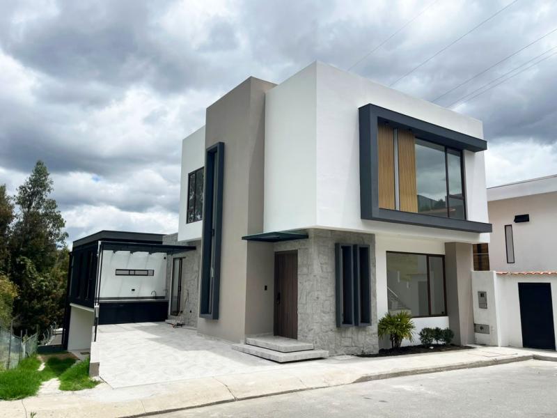 Casa Nueva De Estreno En Urbanización Lomas De Carapungo, Monay – Baguanchi (Código 2066)